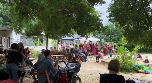 Viele Menschen in einem Biergarten