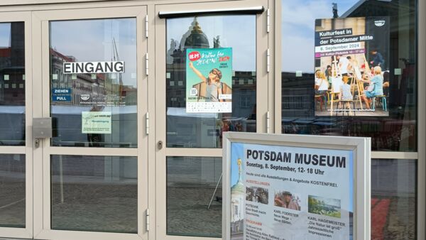 Eingang vom Potsdam Museum. Glastüren. An einer Glastür klebt ein Plakat von Kultur für Jeden an einer Glasschleibe klebt ein Plakat vom Kulturfest in der Potsdamer Mitte