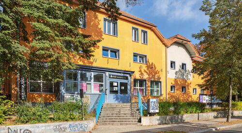 Vorderansicht des Lindenparks