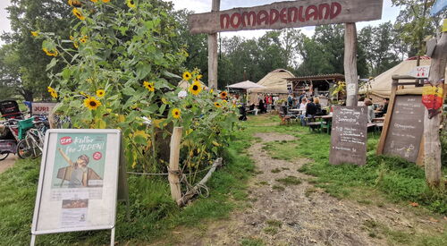 Gelände mit der Aufschrift Nomadenland am Eingang