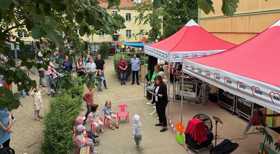 Neubaupläne, Scheck und Seifenblasen zum Geburtstag
