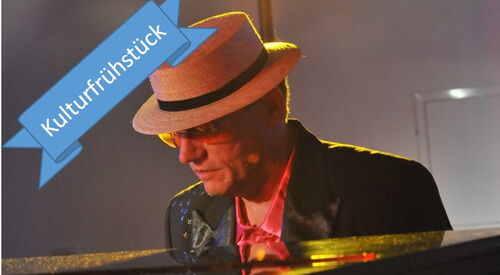 Ein Mann sitzt am Klavier