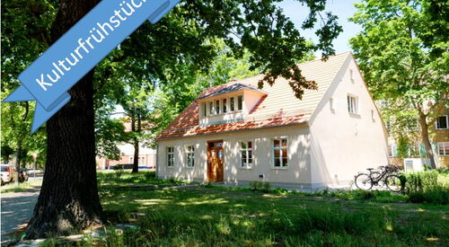 Ein Haus auf einer grünen Wiese