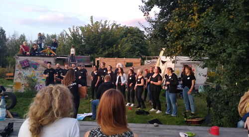 Menschen stehen vorne und singen