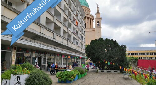 Gebäude mit Vorplatz